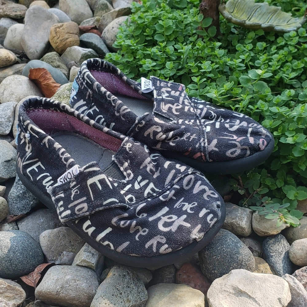Girl TOMS